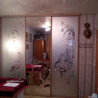Двери-купе с наполнением из обычного зеркала и зеркал с пескоструйным рисунком в квартире в Ломоносове
