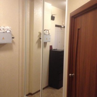 Зеркальные двери-купе в квартире на Русановской ул. д.19 корп.2