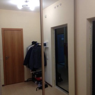 Зеркальные двери-купе в квартире на Европейском пр. д.11. Цвет профиля - Бейлис глянец.