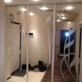 Двери-купе с наполнением из зеркал с пескоструйными рисунками в квартире на Пулковском ш. д.40 корп.2