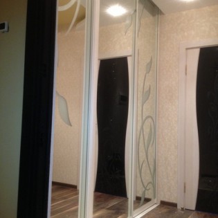 Двери-купе с наполнением из зеркал с пескоструйными рисунками в квартире на Пулковском ш. д.40 корп.2