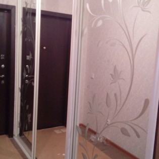 Двери-купе с наполнением из зеркал с пескоструйными рисунками на адресе в Сосновом Бору
