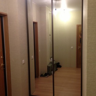 Зеркальные двери-купе в квартире на Ленинградской ул. д.9 корп.8