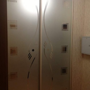 Двери-купе с наполнением из зеркал с пескоструйным рисунком в квартире в Лавриках