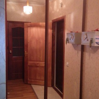 Зеркальные двери-купе в квартире на ул. Гжатской
