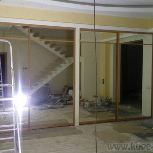 Зеркальные двери-купе с разделителями в квартире в Ольгино (2 проёма)