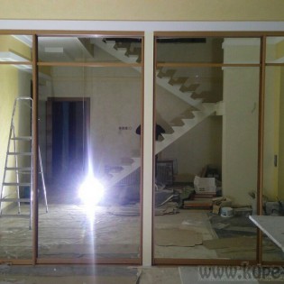 Зеркальные двери-купе с разделителями в частном доме в Ольгино (2 проёма)