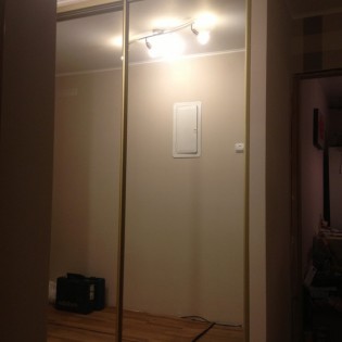 Зеркальные двери-купе в квартире на ул. Кима д.4