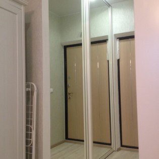 Зеркальные двери-купе в квартире в Девяткино на Охтинской аллее, д.2