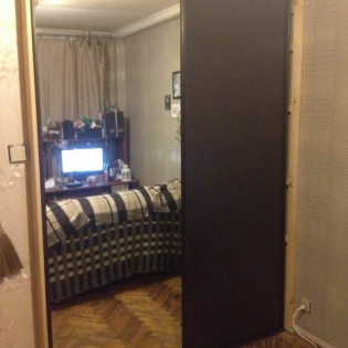 Двери-купе с наполнением из зеркала и ДСП в квартире на ул. Бабушкина д.74