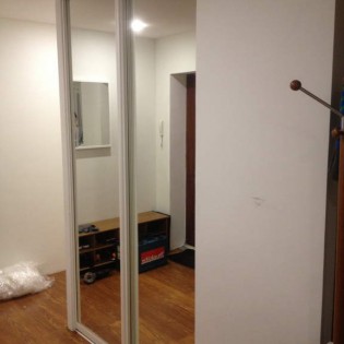 Зеркальные двери-купе в квартире на Богатырском пр. д.59 корп.1. Цвет профиля - жемчуг зерно.