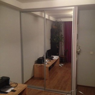 Зеркальные двери-купе в квартире на Будапештской ул. д.15 корп.3. Цвет профиля - серебро анод.