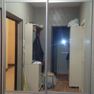 Двери-купе с наполнением из зеркала и ДСП с разделителями в квартире на пр. Героев. Цвет профиля - серебро анод.