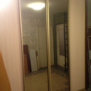 Двери-купе с наполнением из зеркал и ДСП в квартире на Ленинском пр. д.78 корп.1