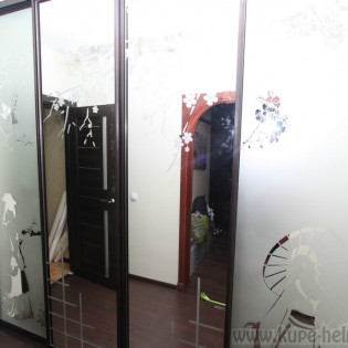 Двери-купе с наполнением из пескоструйных зеркал (2 вида) в квартире на ул. Сизова д.21