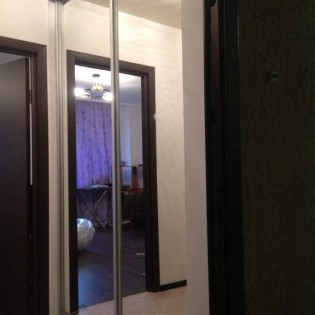 Зеркальные двери-купе в квартире на Европейском пр. д.13 корп.3