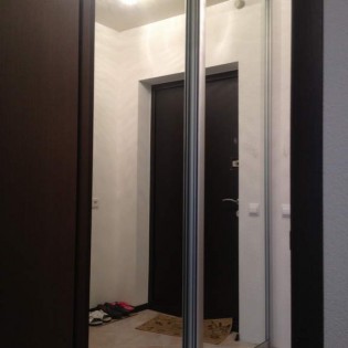 Зеркальные двери-купе в квартире на Европейском пр. д.13 корп.3
