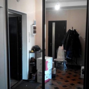 Зеркальные двери-купе в квартире на Ленинградской ул.