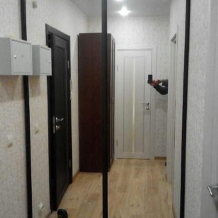Зеркальные двери-купе в квартире на Ленинградской ул.