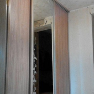 Двери-купе с наполнением из зеркала с пескоструйным рисунком и ДСП в квартире на ул. Коллонтай