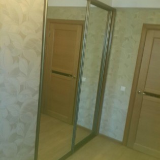 Зеркальные двери-купе в квартире на Ленской ул.