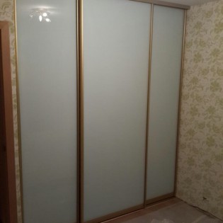 Двери-купе с наполнением из тонированных стёкол (плёнка Oracal) в квартире на пр. Большевиков
