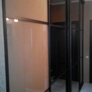 Зеркальные (зеркало Бронза) двери-купе с разделителями в квартире на Бухарестской ул.