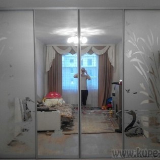Двери-купе с наполнением из зеркал с пескоструйными рисунками и обычных зеркал в квартире на ул. Катерников (Балтийская Жемчужина)