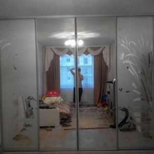 Двери-купе с наполнением из зеркал с пескоструйными рисунками и обычных зеркал в квартире на ул. Катерников (Балтийская Жемчужина)
