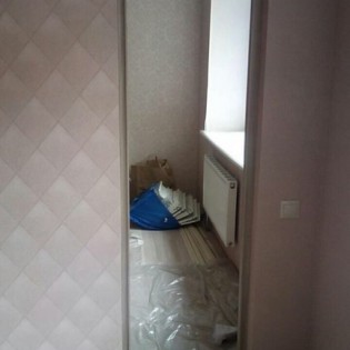 Зеркальная межкомнатная откатная дверь в квартире на Областной ул. (Кудрово)