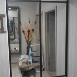 Двери-купе с комбинированным наполнением из зеркала и ДСП в квартире на Новгородском пр. (Шушары)