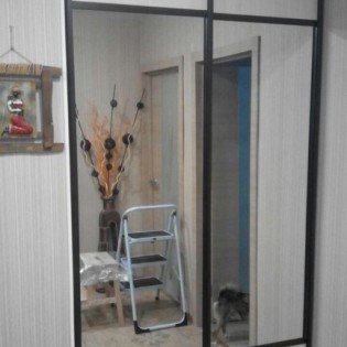 Двери-купе с комбинированным наполнением из зеркала и ДСП в квартире на Новгородском пр. (Шушары)