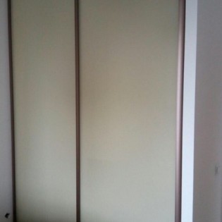 Двери-купе с наполнением из тонированного стекла в квартире на Пулковском ш. д.7