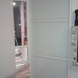 Межкомнатная откатная перегородка с наполнением из тонированного стекла в квартире на Русановской наб.