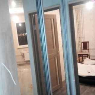 Зеркальные двери-купе в квартире в Шушарах