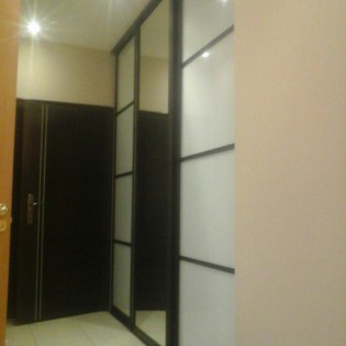 Двери-купе с наполнением из зеркала и тонированных стёкол с разделителями в квартире на Тихорецком пр.