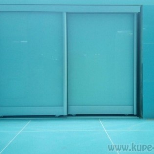 Откатные двери-купе с наполнением из тонированного стекла в квартире в Зеленогорске