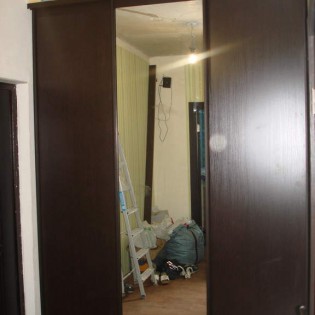 Двери-купе в нишу с разным наполнением (Зеркало и ДСП) на пр.М.Казакова. Видна закладная под подвесным потолком, которая будет закрыта декоративной накладкой.