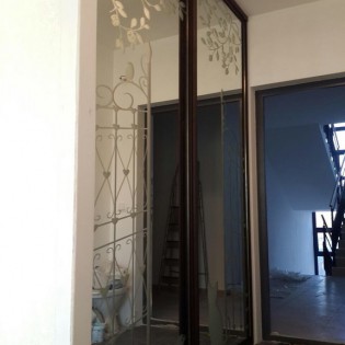 Двери-купе с наполнением из зеркал с пескоструйным рисунком (2-дверный вариант) в квартире в Лупполово.