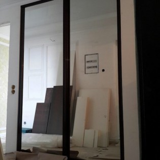 Зеркальные двери-купе в квартире на ул. А.Матросова. Вид профиля - KR01 Венге тёмный глянец.