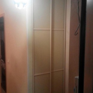 Двери-купе с наполнением из ДСП с разделителями в квартире на пр. Народного Ополчения.