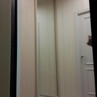 Зеркальная дверь-купе в гардеробную в квартире на Вилеровском пер. См. отзыв Елены от 15/04/2016