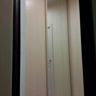 Зеркальная дверь-купе в гардеробную в квартире на Вилеровском пер. См. отзыв Елены от 15/04/2016