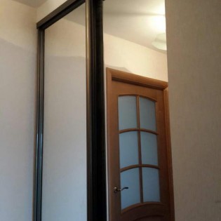 Зеркальные двери-купе в квартире на Малом пр. В.О. Вид профиля - KR01 Шампань глянец