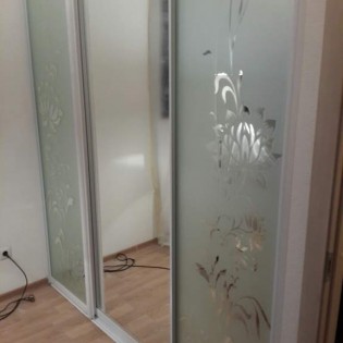 Двери-купе с пескоструйными рисунками на зеркале в квартире на Европейском пр. в Кудрово