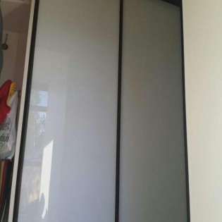 Двери-купе с наполнением из тонированного стекла (плёнка Oracal) в квартире в дер. Большое Коновалово Ломоносовского р-на