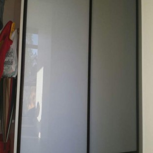 Двери-купе с наполнением из тонированного стекла (плёнка Oracal) в квартире в дер. Большое Коновалово Ломоносовского р-на