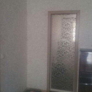 Откатная межкомнатная дверь с наполнением из зеркала с пескоструйным рисунком в квартире на ул. Красногородской в Красном Селе