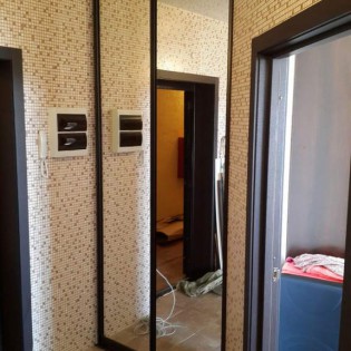 Зеркальные двери-купе в квартире на ул. Ф.Абрамова (Парнас)