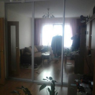 Зеркальные двери-купе в квартире на Приозёрском ш. в Юкках